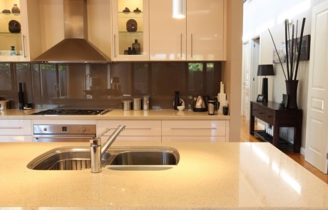 Brown kitchen back splash