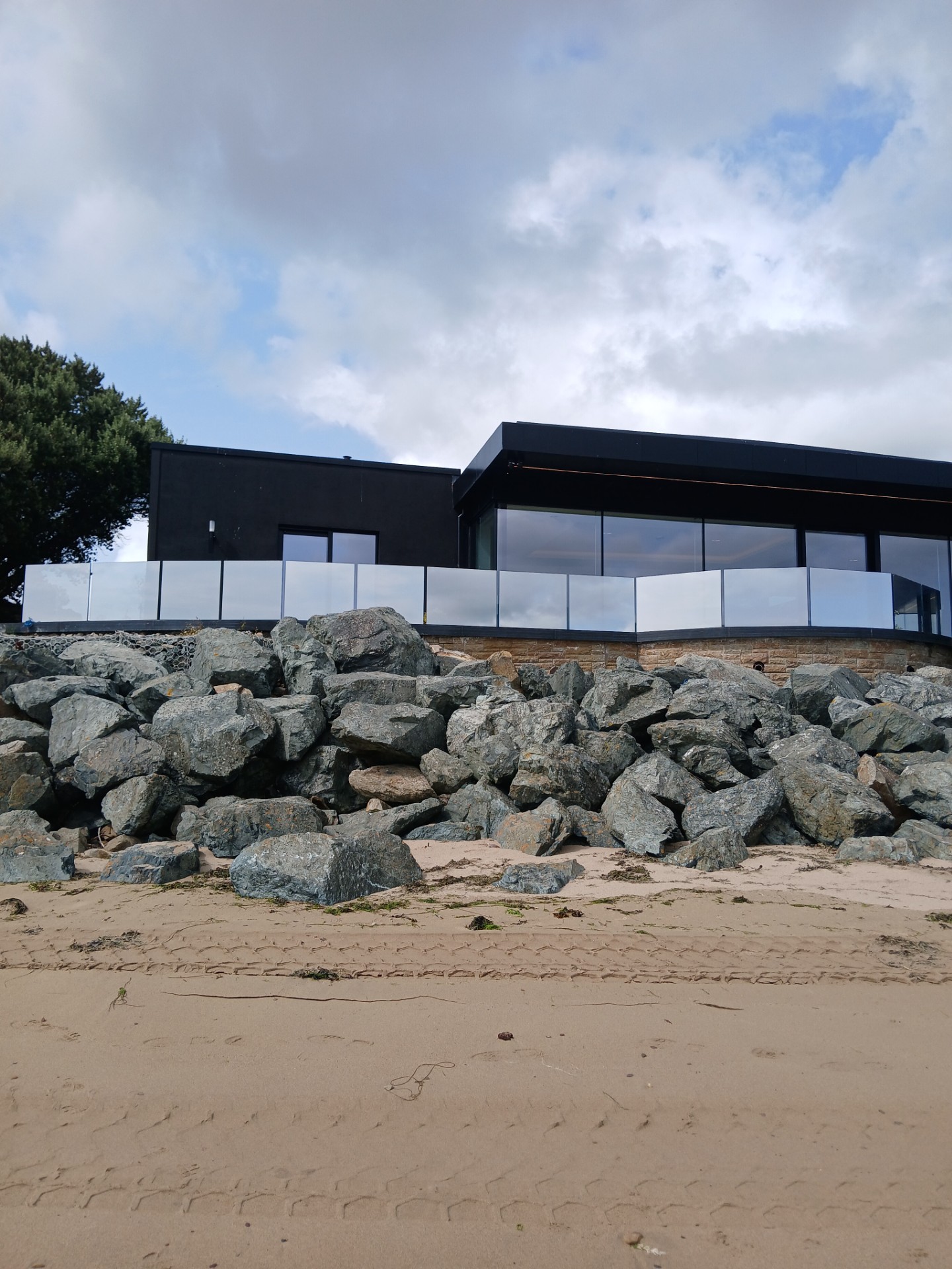 External Glass Barriers 6 External Glass Guarding In A Coastal Setting 001 1