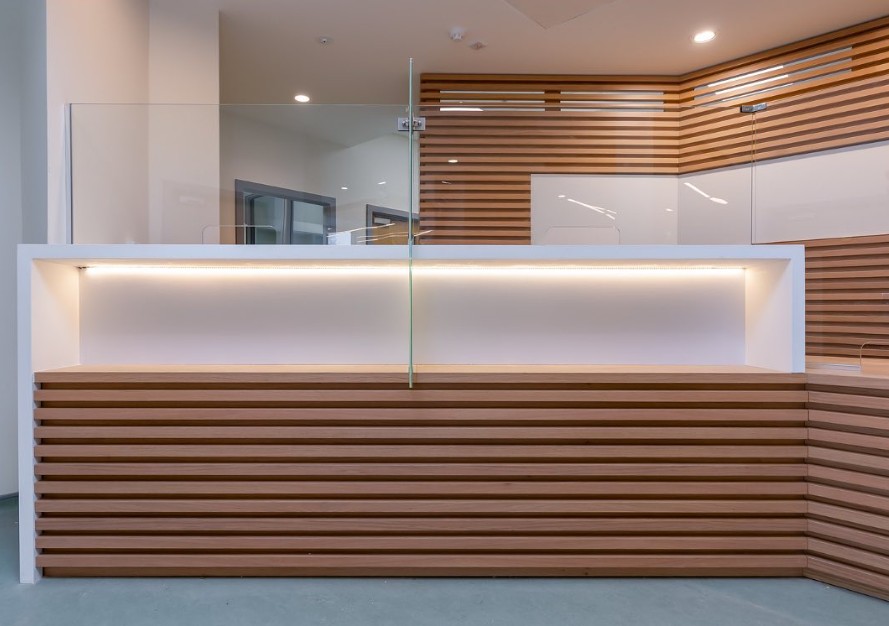 Glazed Transaction Glass Panels In A Reception Area 01