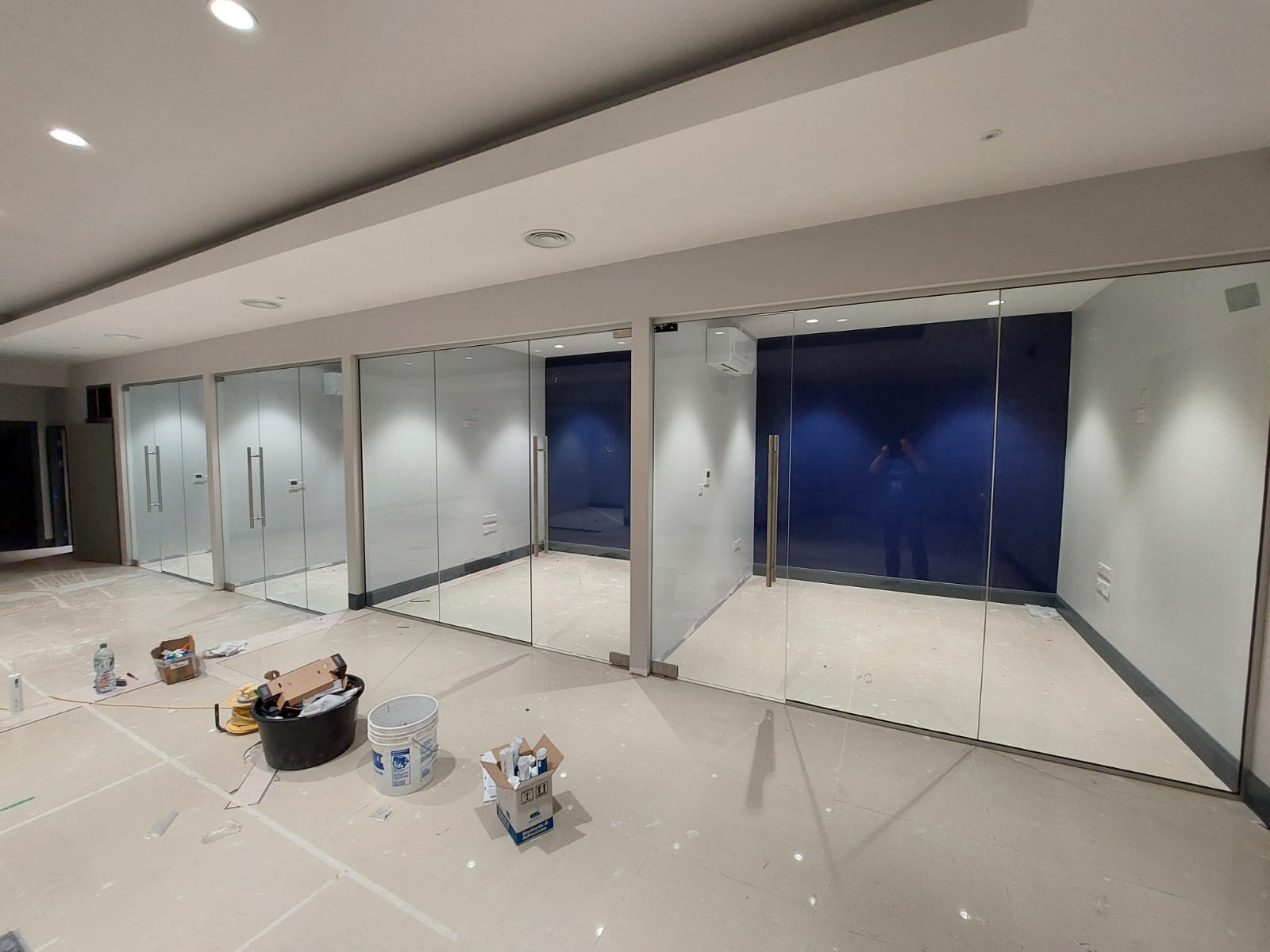 Nsg Glass Office Partitions 11 Multiple Glass Partitions In An Office Environment