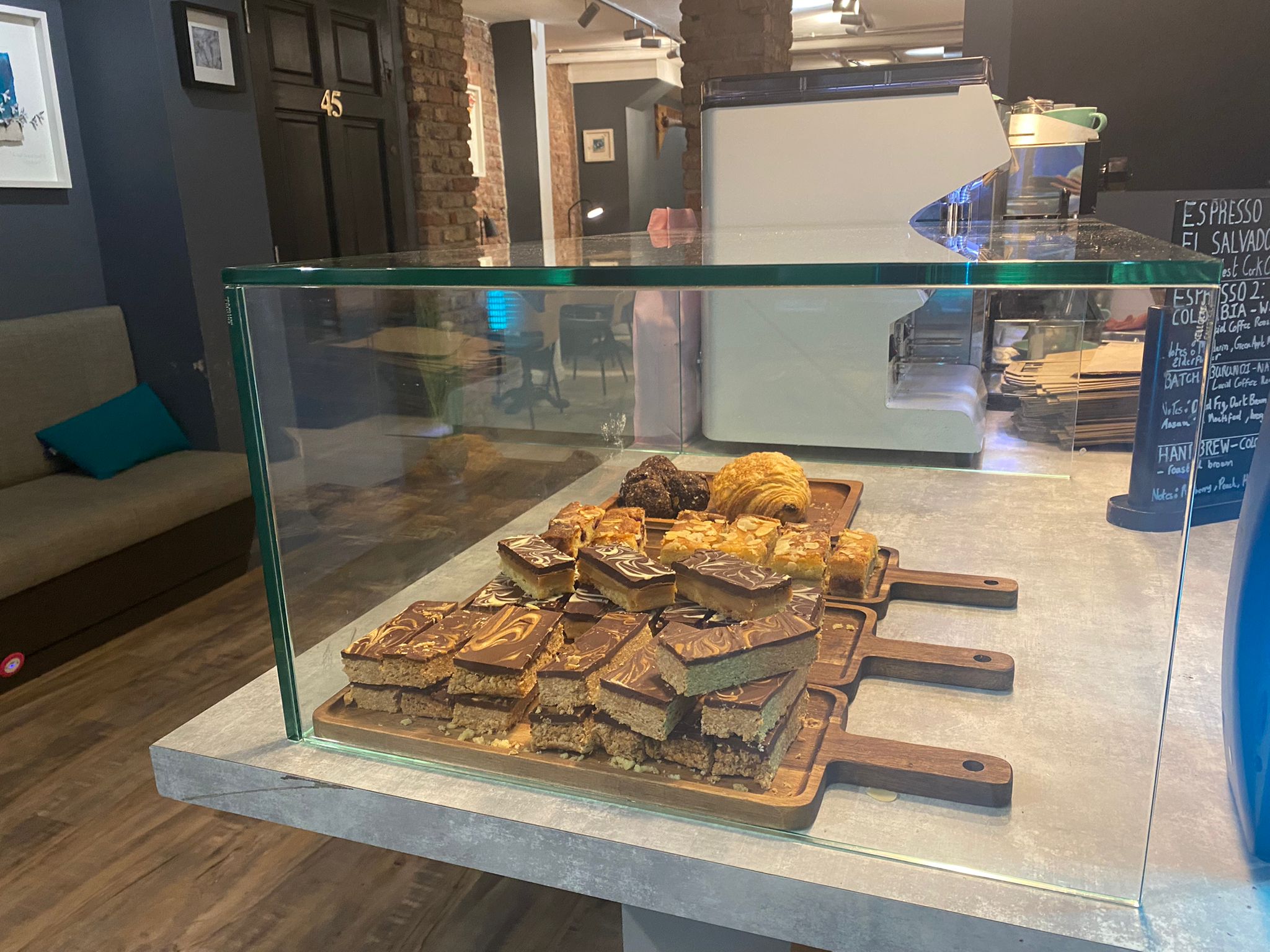 Nsg Glass Display Cases 7 Glass Display Case 001