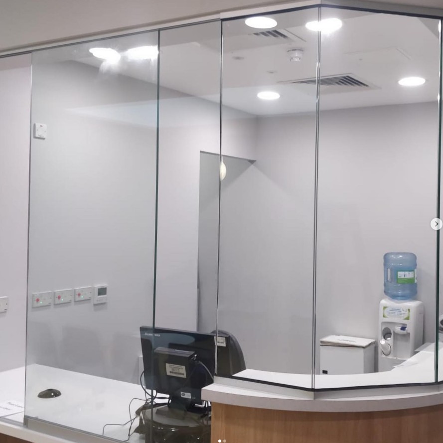 Reception Desk Faceted Glass Screen 004 1