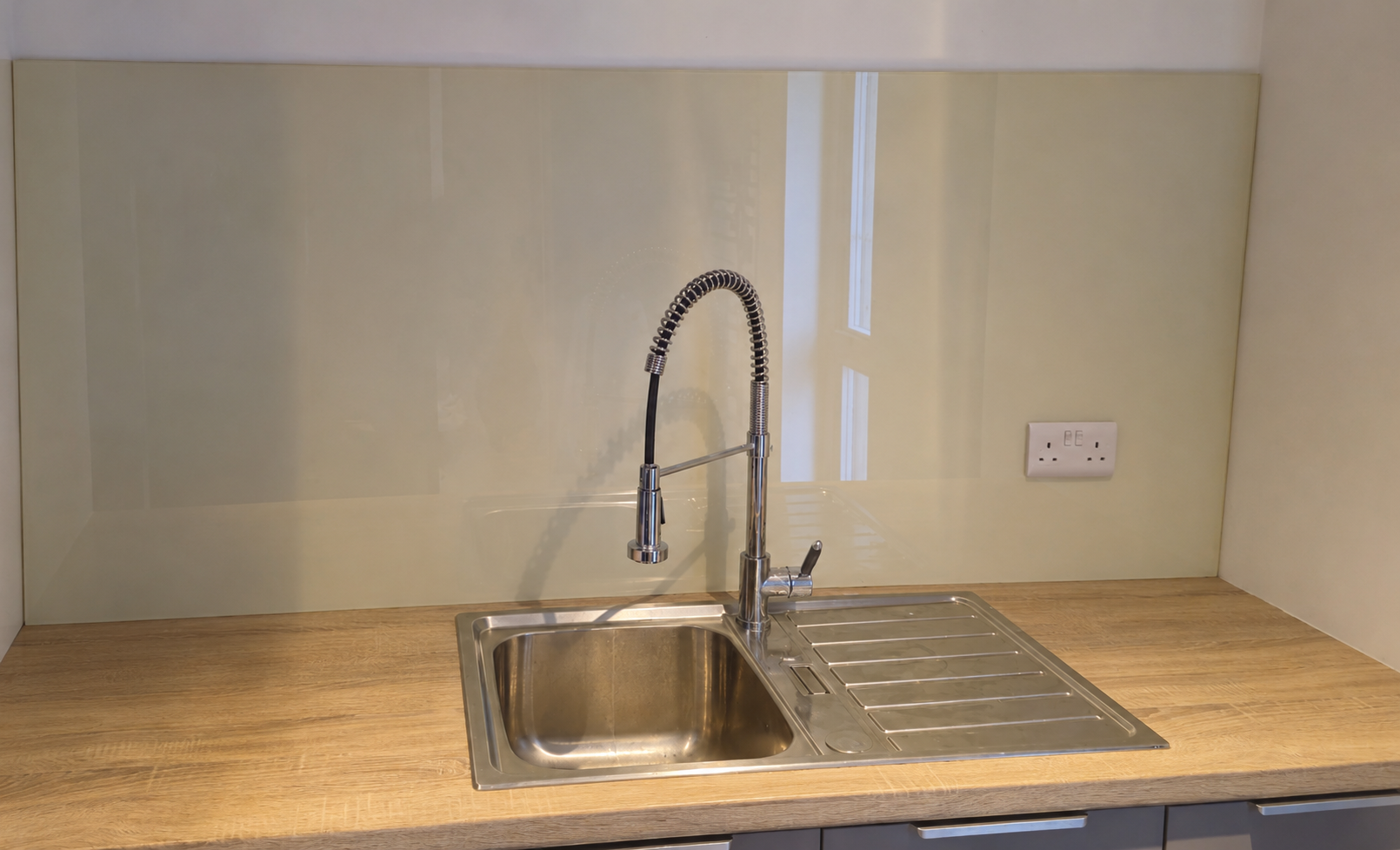 Nsg Glass Splashbacks 18 A Warm Cream Glass Splashback With A High-Gloss Finish, Creating A Clean And Timeless Look That Brightens Any Kitchen Space.