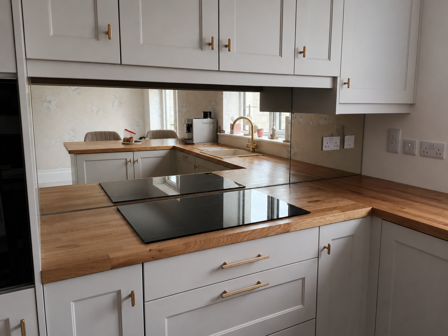 Nsg Glass Splashbacks 1 A Classic Mirror Splashback That Reflects Light Beautifully While Enhancing The Kitchen’s Premium Detailing.