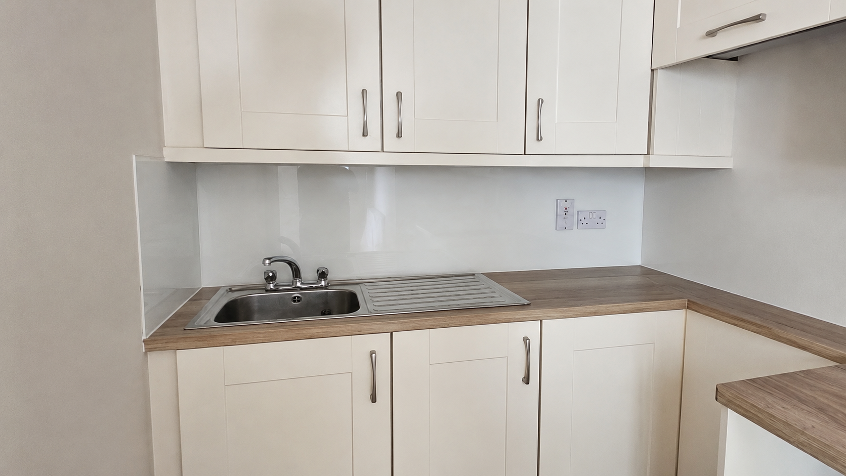 Nsg Glass Splashbacks 11 A Crisp White Glass Splashback Delivering A Fresh, Minimalist Aesthetic That Pairs Effortlessly With Any Colour Scheme.