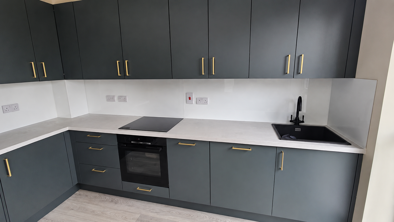 Nsg Glass Splashbacks 10 A Bright White Splashback With A Seamless Glossy Finish, Ideal For Achieving A Clean And Contemporary Kitchen Design.