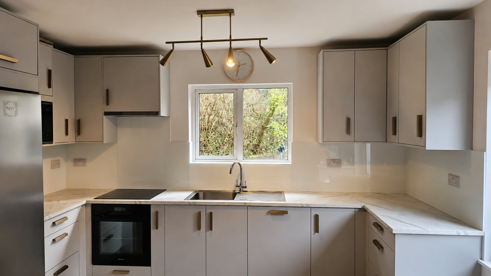 Nsg Glass Splashbacks 9 A Sleek Gloss White Glass Splashback That Reflects Natural Light And Provides A Stylish, Easy-To-Clean Surface.