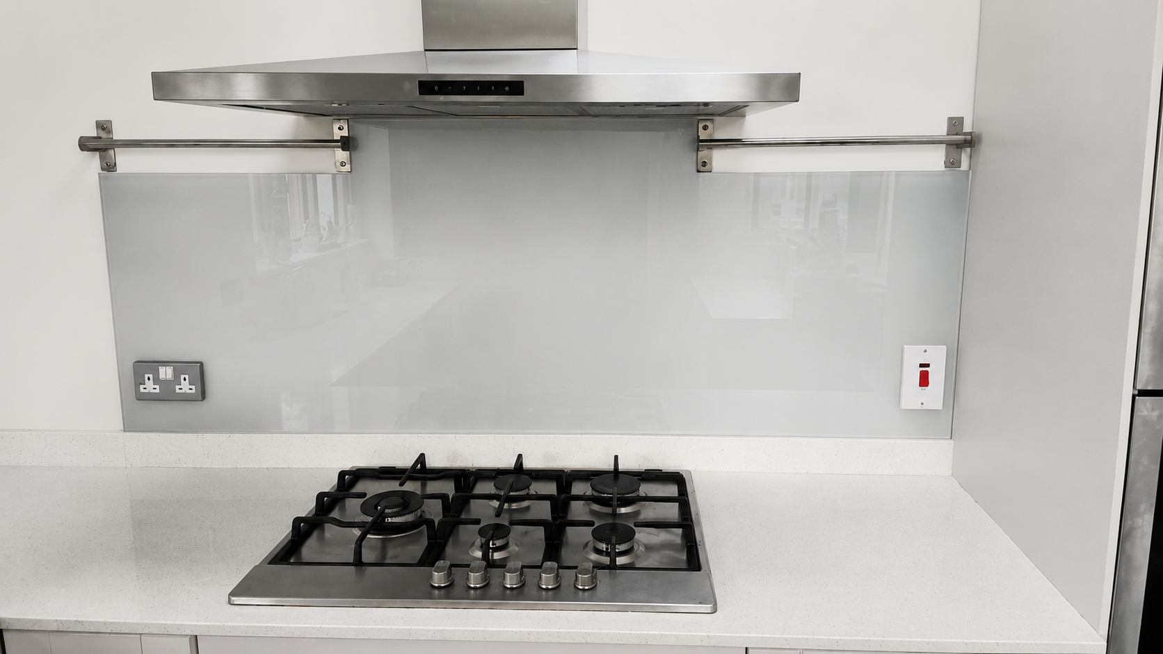Nsg Glass Splashbacks 6 A Refined Light Grey Splashback With A Glossy Finish, Providing A Versatile And Modern Backdrop.