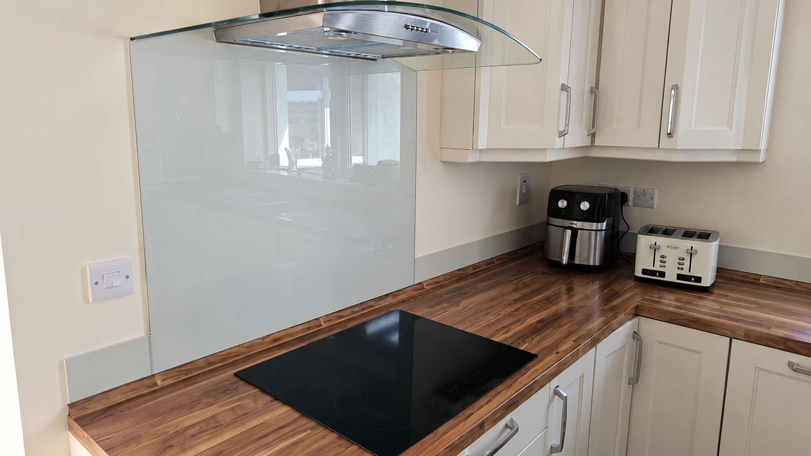 Nsg Glass Splashbacks 5 A Sleek Light Grey Glass Splashback With A Glossy Finish, Offering A Clean And Contemporary Look. Its Subtle Neutral Tone Complements Modern Kitchens While Reflecting Light To Enhance The Sense Of Space.