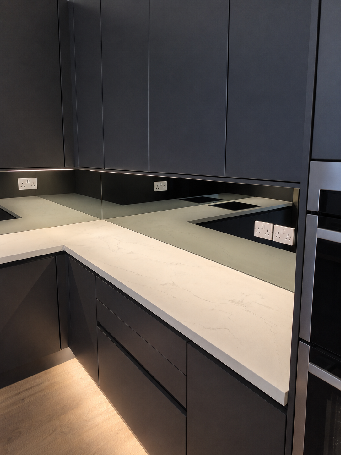 Nsg Glass Splashbacks 3 A Stylish Mirror Splashback That Delivers A Sleek Reflective Effect With A Modern, Sophisticated Edge.
