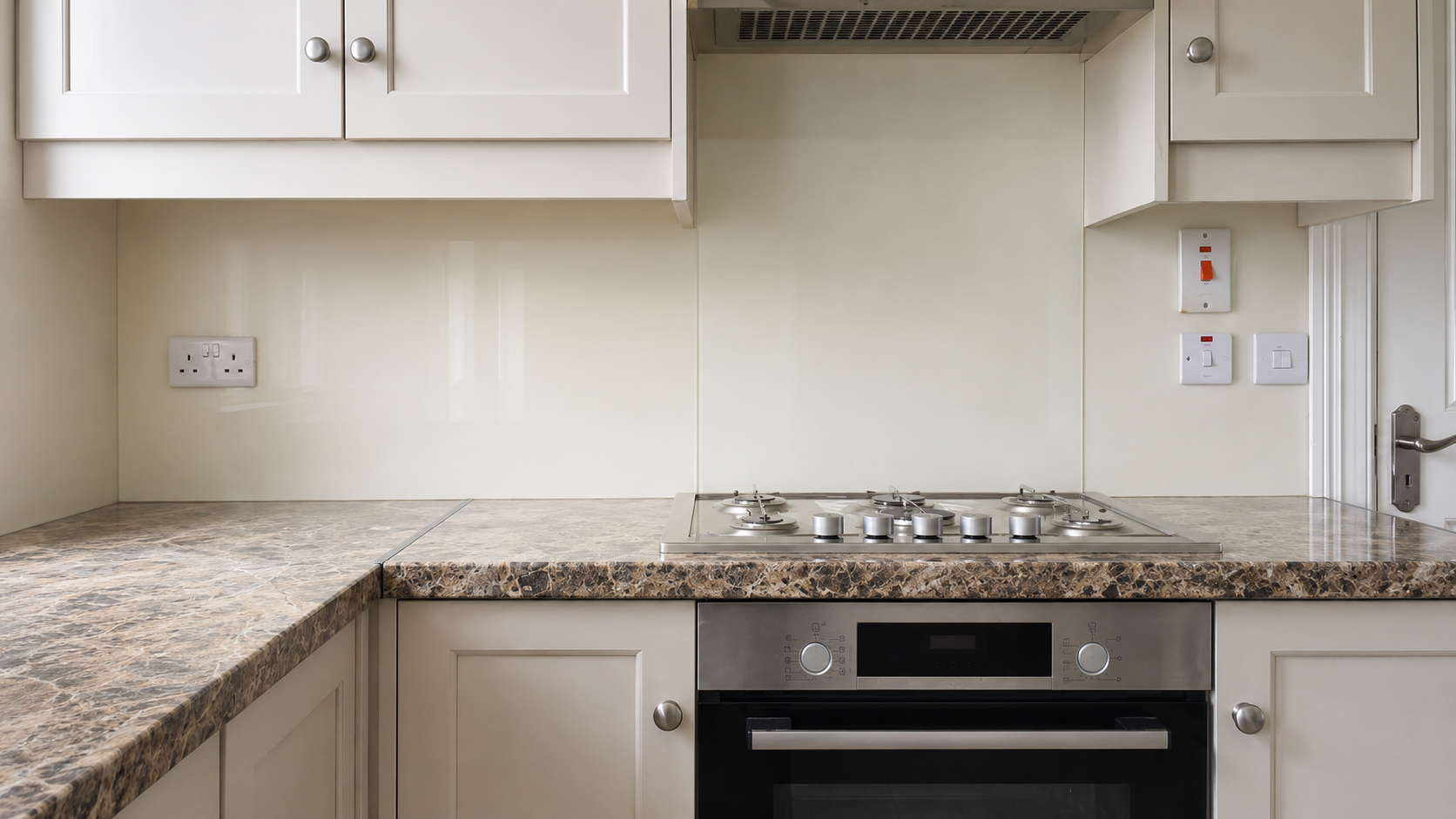 Nsg Glass Splashbacks 15 A Soft Cream Glass Splashback With A Reflective Finish, Adding Warmth And Elegance While Blending Seamlessly With Neutral Colour Palettes.