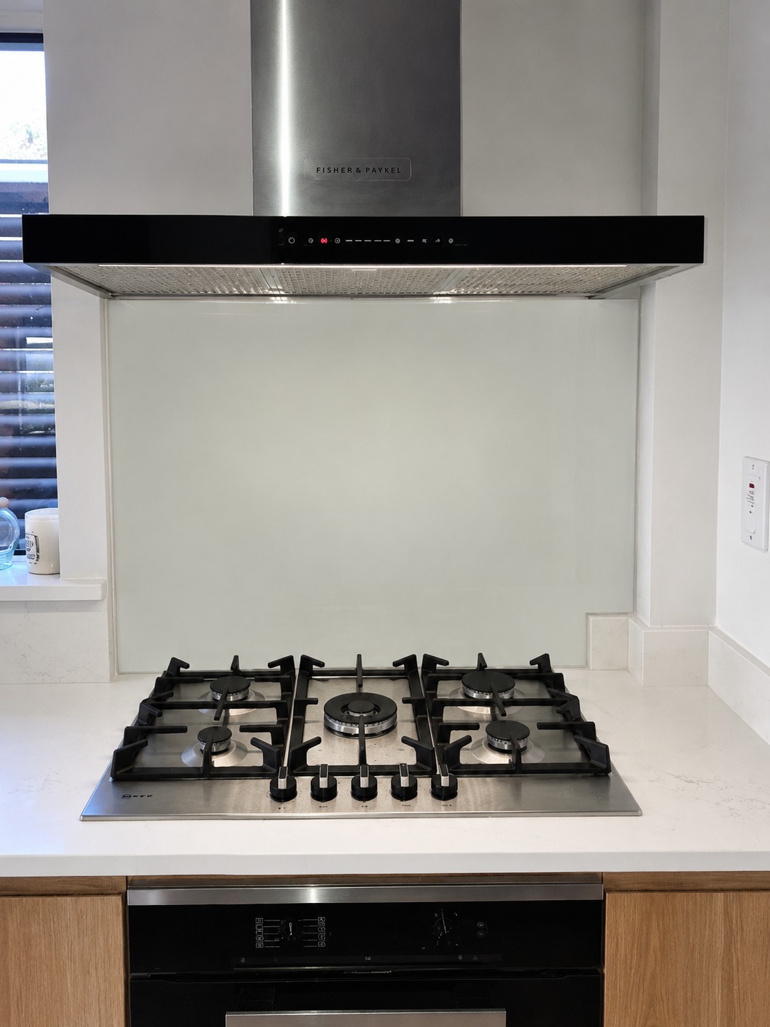 Nsg Glass Splashbacks 16 A Sleek Light Grey Glass Splashback Offering A Contemporary Finish That Complements Both Modern And Classic Kitchens.